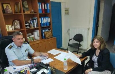 Συνάντηση εργασίας στη Σαντορίνη, μεταξύ του Διοικητή της Υποδιεύθυνσης Θήρας Παναγιώτη Γρίβα και της πληρεξούσιας δικηγόρου της Ομοσπονδίας κας Νικης Τηλιακού.